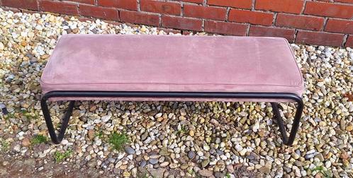 Vrolijk bankje, velvet roze stof, metalen onderstel😍, Huis en Inrichting, Zetels | Voetbanken en poefs, Zo goed als nieuw, Minder dan 50 cm
