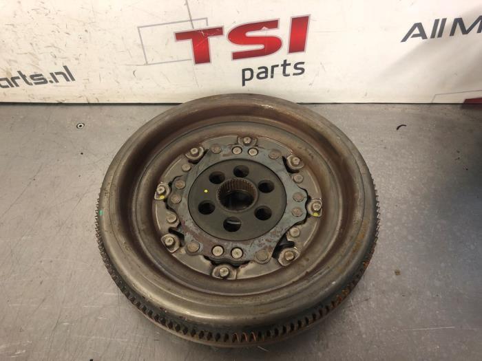 Dubbele massa vliegwiel van een Volkswagen Touran, Auto-onderdelen, Motor en Toebehoren, Volkswagen, Gebruikt, 3 maanden garantie