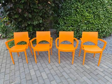 4 tuinstoelen.  beschikbaar voor biedingen