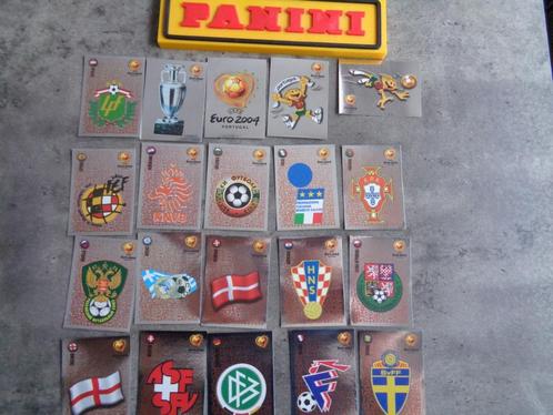 PANINI VOETBAL STICKERS  EURO 2004 emblemen 20x badges nie, Hobby en Vrije tijd, Stickers en Plaatjes, Ophalen of Verzenden