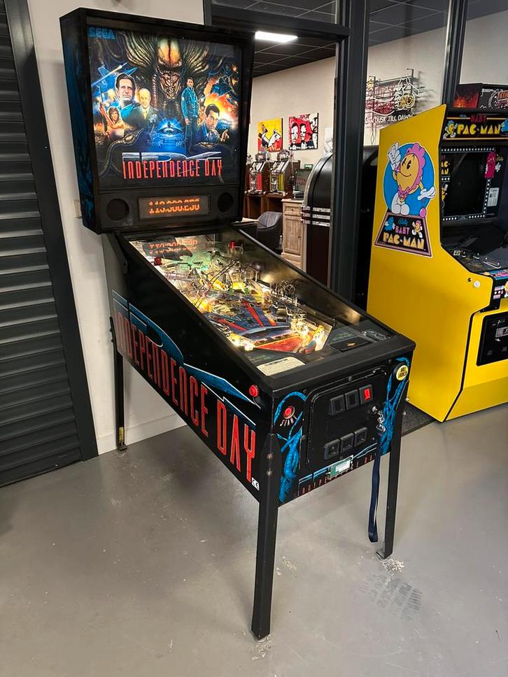 Prachtige flipperkast Sega Independence Day Pinball, Verzamelen, Automaten | Flipperkasten, Zo goed als nieuw, Dot-matrix, Flipperkast