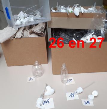 Verschillende flesjes met dopjes. beschikbaar voor biedingen