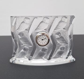 Horloge/horloge de cheminée en cristal de Lalique avec motif disponible aux enchères