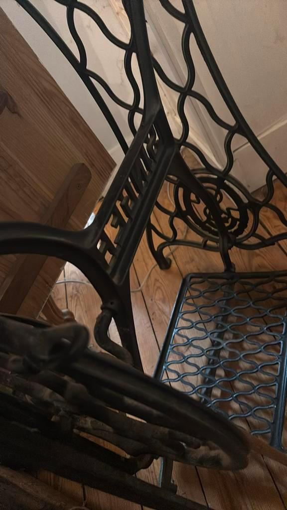 Pied de table en métal de machine à coudre, Maison & Meubles, Tables | Tables d'appoint, Utilisé, Enlèvement