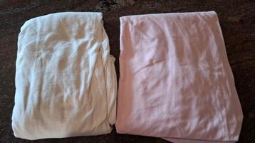 2 x 1  persoons hoeslakens wit en roze beschikbaar voor biedingen
