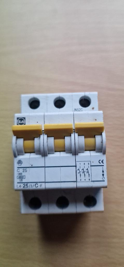Disjoncteur 3 phases + différentiel 3 phases + n, Doe-het-zelf en Bouw, Elektriciteit en Kabels, Gebruikt, Overige typen, Ophalen