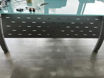 Dik glazen bureau beschikbaar voor biedingen