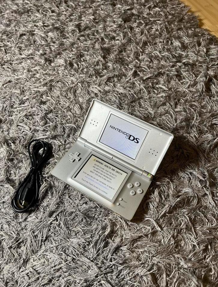 Nintendo ds lite, gameconsole+oplader, Games en Spelcomputers, Spelcomputers | Nintendo DS, Zo goed als nieuw, DS Lite, Ophalen of Verzenden