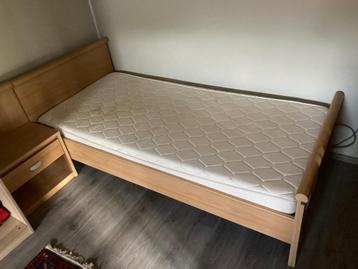 1 persoonsbed + nachtkastje, hoekkast en 3 ladenkast beschikbaar voor biedingen
