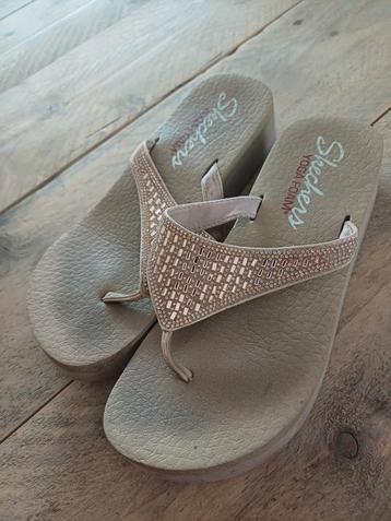 Sandalen met hoge zool van Sketchers beschikbaar voor biedingen