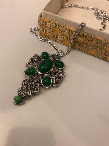 Prachtige groene stenen halsketting originele verpakking.