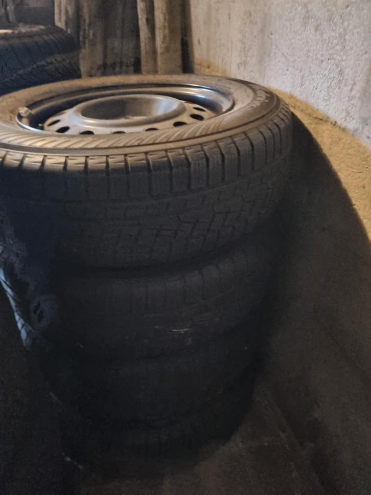 Winterbanden op velgen 2 sets , Aluminium velgen en stalen, Auto-onderdelen, Banden en Velgen, Band(en), Winterbanden, Ophalen