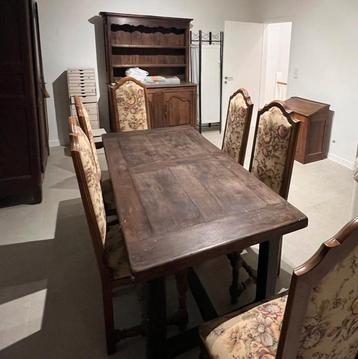 antieke houten tafel in bruin hout beschikbaar voor biedingen