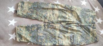 Camo broek oostenrijk (tarnanzug neu) beschikbaar voor biedingen