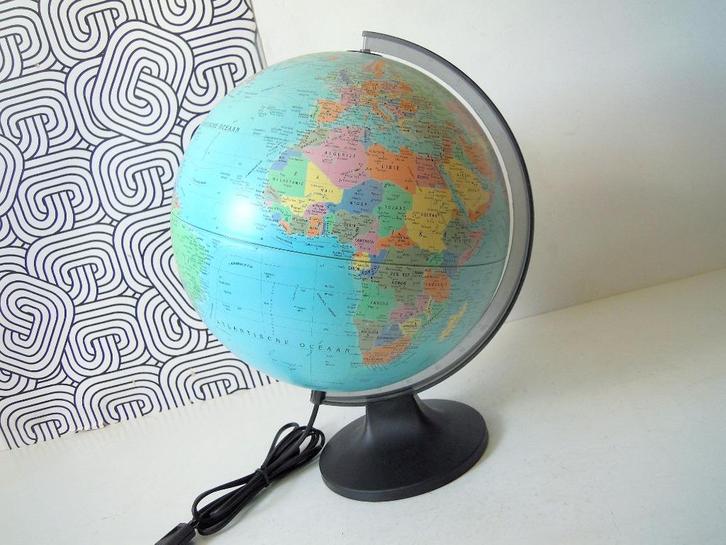 Verlichte vintage wereldbol - Bureaulamp, Huis en Inrichting, Woonaccessoires | Wereldbollen, Ophalen of Verzenden