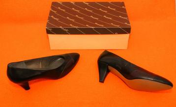 Chaussures élégantes pour femmes, taille 42 - six paires, Envoi