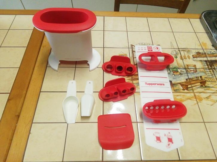 Tupperware crusty party multipresse à gnocchi et croquettes, Huis en Inrichting, Keuken | Tupperware, Nieuw, Overige typen, Rood