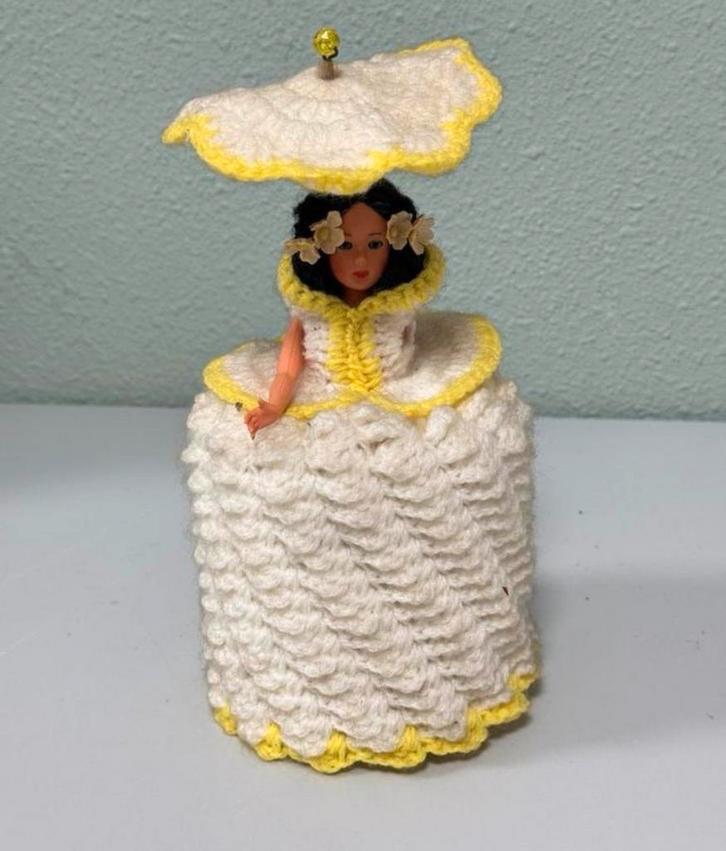 Vintage 25cm handgebreide toiletrol pop gebreide wcpapier, Verzamelen, Poppen, Zo goed als nieuw, Pop, Ophalen of Verzenden