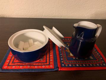 Suikerpot en melkkan retro beschikbaar voor biedingen