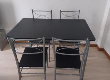 Eettafel set beschikbaar voor biedingen