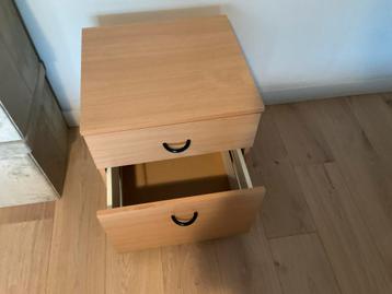 Kastje met twee laden op wielen beschikbaar voor biedingen