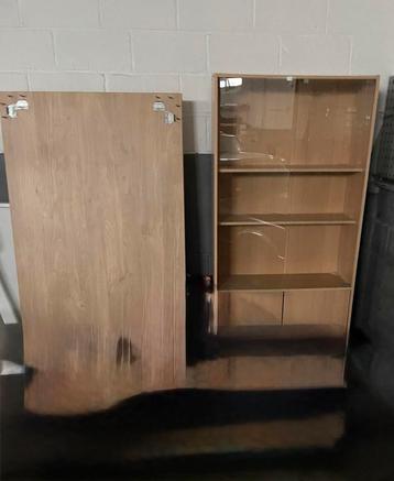 Houten eettafel en vitrinekast beschikbaar voor biedingen