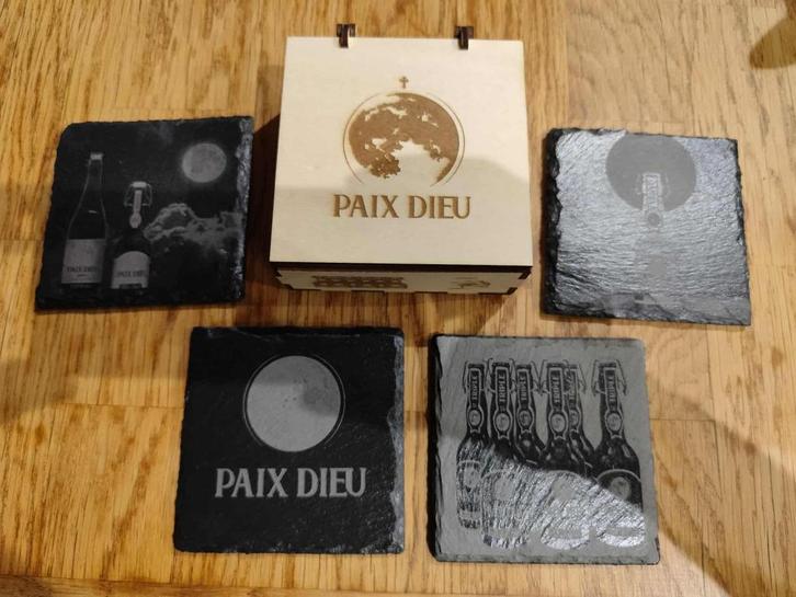 lot de 4 sous-verres Paix Dieu avec Boite., Huis en Inrichting, Woonaccessoires | Onderzetters, Nieuw, Glas of Kopje, Ophalen