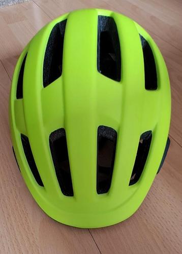 Fluo fietshelm beschikbaar voor biedingen