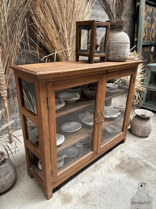 Oude Engelse vitrinekast met pootjes, Antiek en Kunst, Curiosa en Brocante, Ophalen of Verzenden