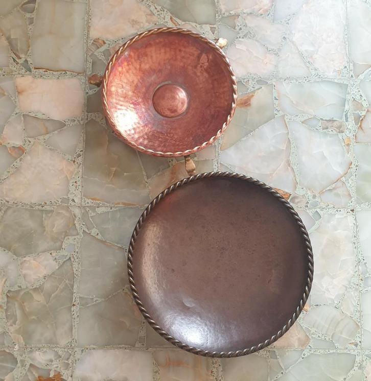 29 en 37cm antieke gehamerde koperen schalen met brass poten, Antiek en Kunst, Antiek | Brons en Koper, Koper, Ophalen of Verzenden