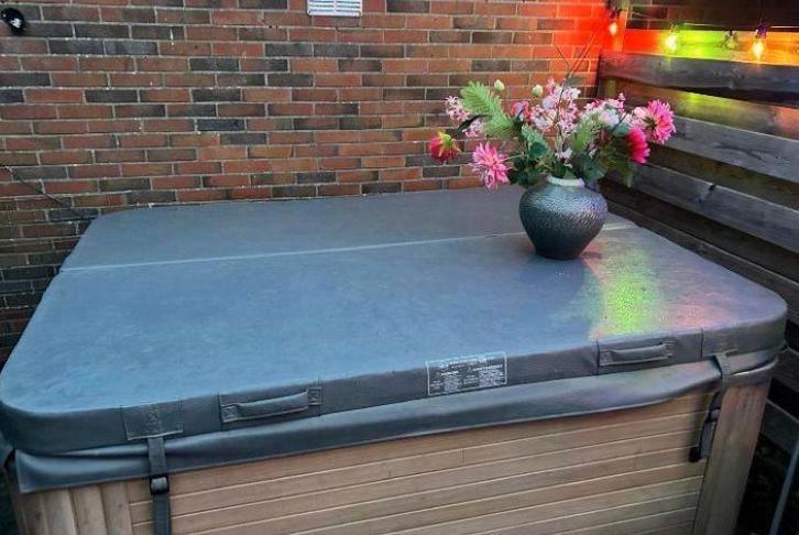 Luxe jacuzzi voor 5 personen – topstaat & volledig uitge, Tuin en Terras, Zwembad-toebehoren, Zo goed als nieuw, Verlichting, Ophalen of Verzenden