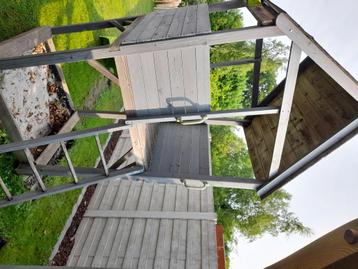 Speeltoren met schommel beschikbaar voor biedingen