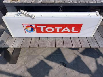 Grote lichtreclame Total NIEUW beschikbaar voor biedingen