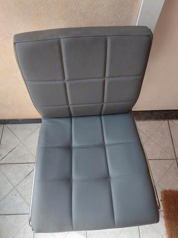4 nieuwe eetkamerstoelen  beschikbaar voor biedingen