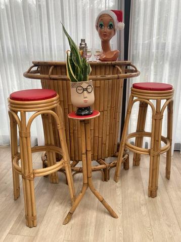 Tabourets et bar Tiki vintage en bambou robuste disponible aux enchères