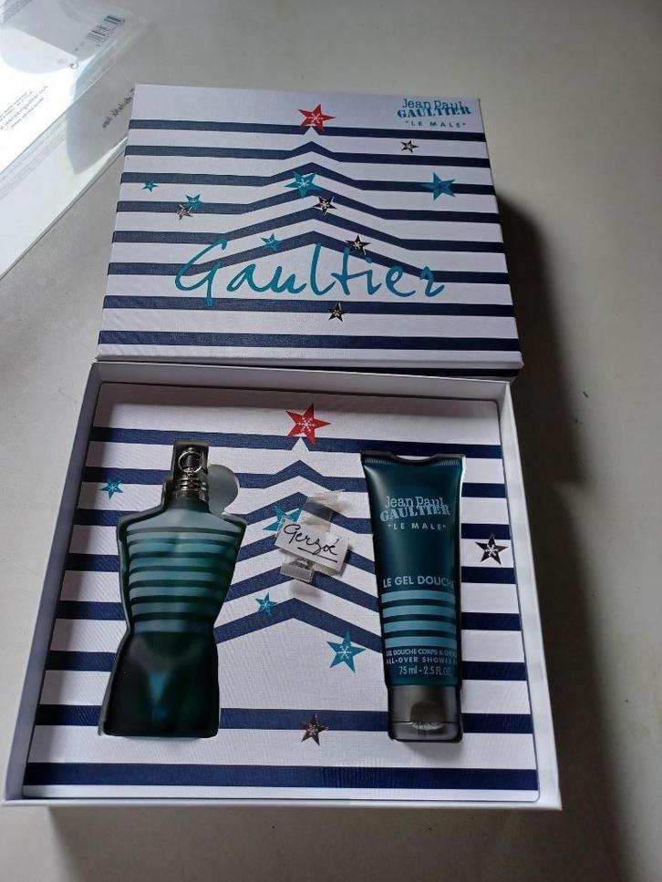 GAULTIER KERSTdoos met het LE MALE-logo, Verzamelen, Parfumverzamelingen, Verzenden