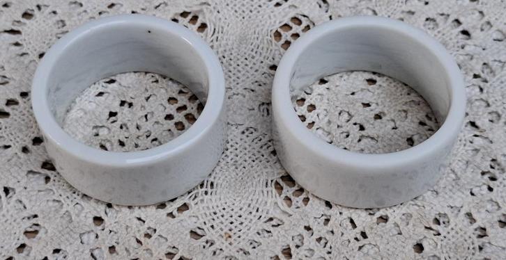 2 Ronde wit porseleinen servetringen, Maison & Meubles, Cuisine | Vaisselle, Comme neuf, Balance ou Balances, Autres styles, Porcelaine