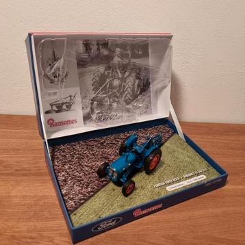 Fordson Super Dexta met Ransomes ploeg Universal Hobbies beschikbaar voor biedingen