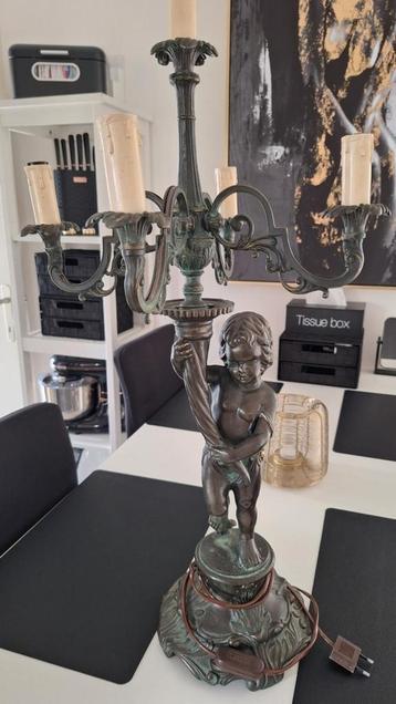 Bronzen Beeld kandelaar
Werkt nog
Afmetingen : hoogte 75 cm
 beschikbaar voor biedingen