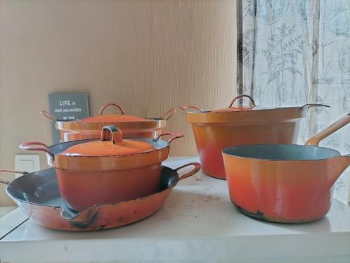 Mooie set van antieke kookpotten uit oranjerode emaille, Huis en Inrichting, Keuken | Potten en Pannen, Ophalen of Verzenden