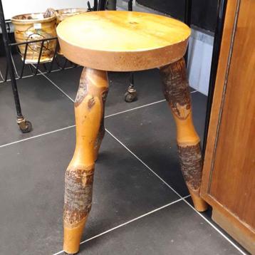 Tabouret vintage, tabouret à lait, table en écorce disponible aux enchères