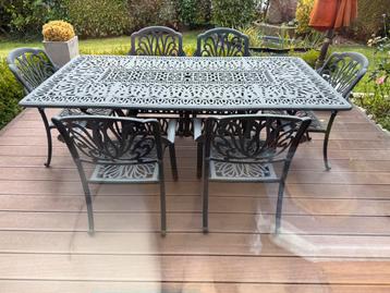 Donkergrijze tafel van gegoten aluminium.. beschikbaar voor biedingen