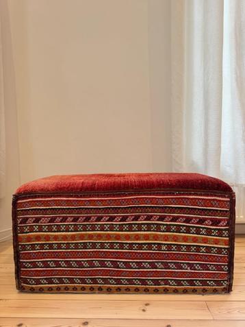 poef Ashtari Carpets beschikbaar voor biedingen