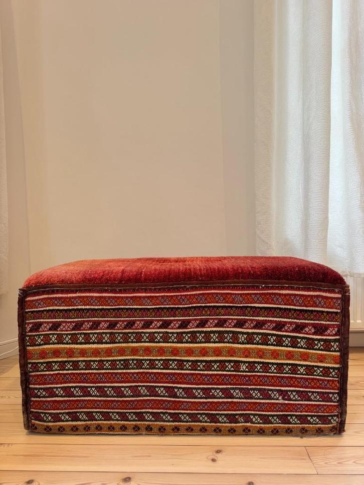 poef Ashtari Carpets, Huis en Inrichting, Zetels | Voetbanken en poefs, Zo goed als nieuw, 50 tot 75 cm, Minder dan 50 cm, Rechthoekig