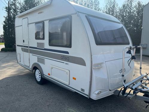 Adria altea 390 in topstaat met zakluifel, Caravans en Kamperen, Caravans, Particulier, Treinzit, Adria, Vast bed, Douche, Koelkast