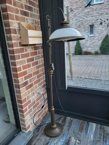 Vloerlamp beschikbaar voor biedingen