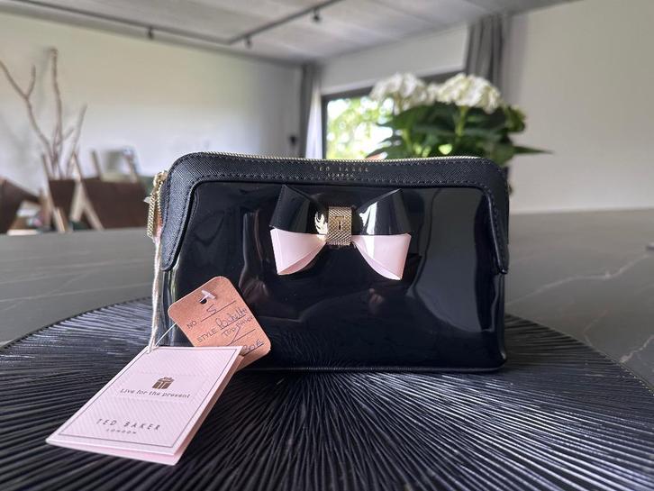 Ted Baker patentetui - Elegant en chic - NIEUW!, Handtassen en Accessoires, Tassen | Damestassen, Nieuw, Avondtasje, Zwart, Ophalen of Verzenden