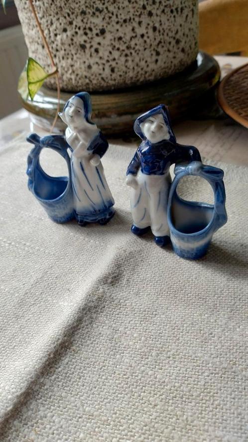 Couple bleu de Delft avec panier, Antiquités & Art, Antiquités | Céramique & Poterie, Enlèvement ou Envoi