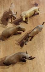 Statues d'animaux africains en bois, Enlèvement