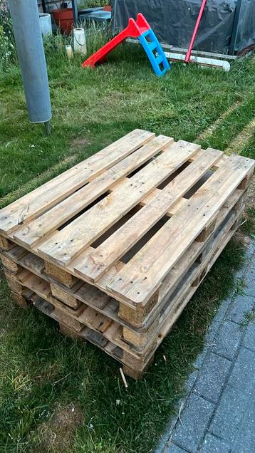 GRATIS palletten 4 stuks beschikbaar voor biedingen